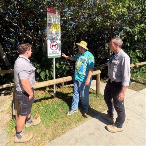 Picture of new dog signage at a beach entrance