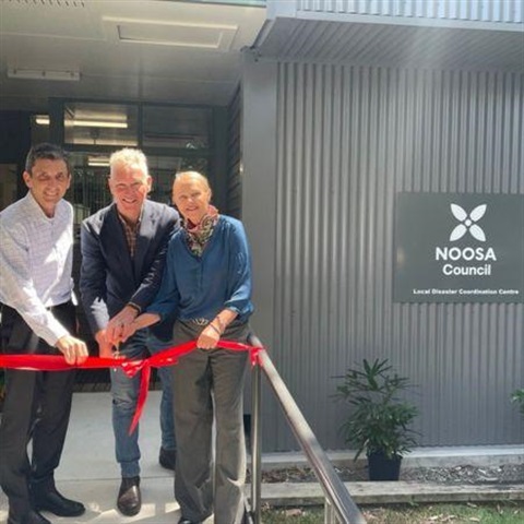 Major General Jake Ellwood (Retired), CEO of the Queensland Reconstruction Authority (QRA) joins Noosa Mayor Frank Wilkie and Noosa MP Sandy Bolton to officially open the new Noosa LDCC.