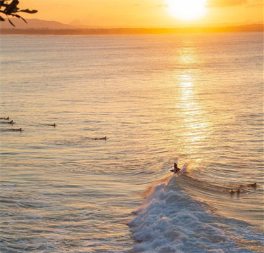 Surfing in Noosa: sunset waves